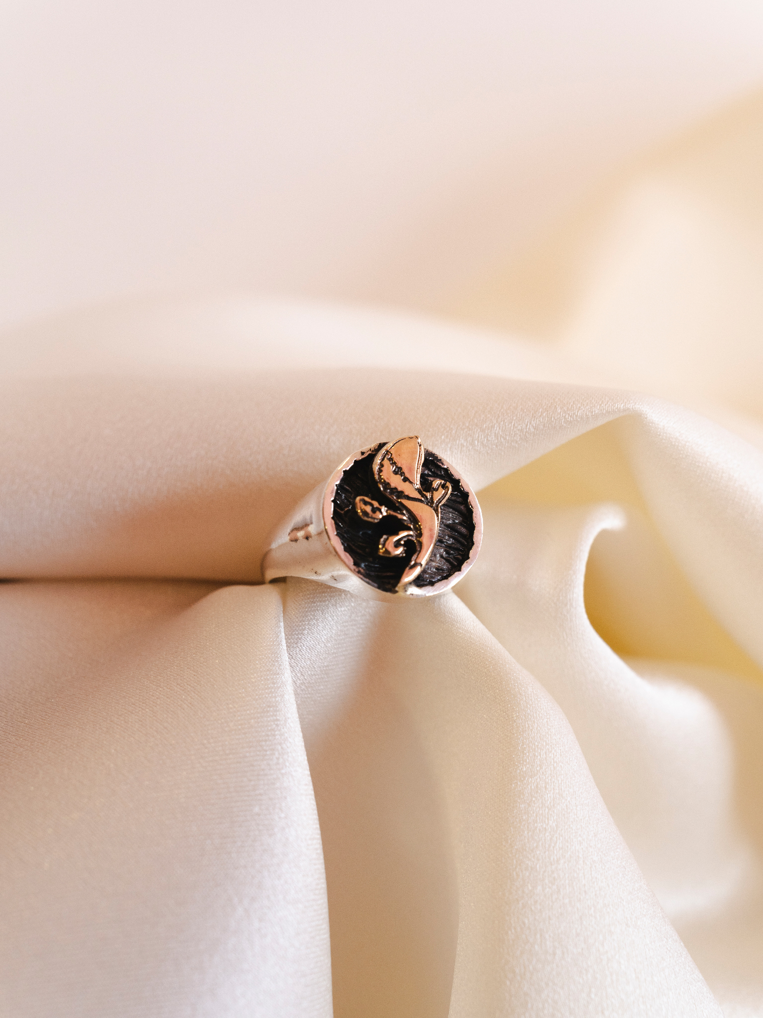 Anello chevalier con simboli portafortuna - immagine 2