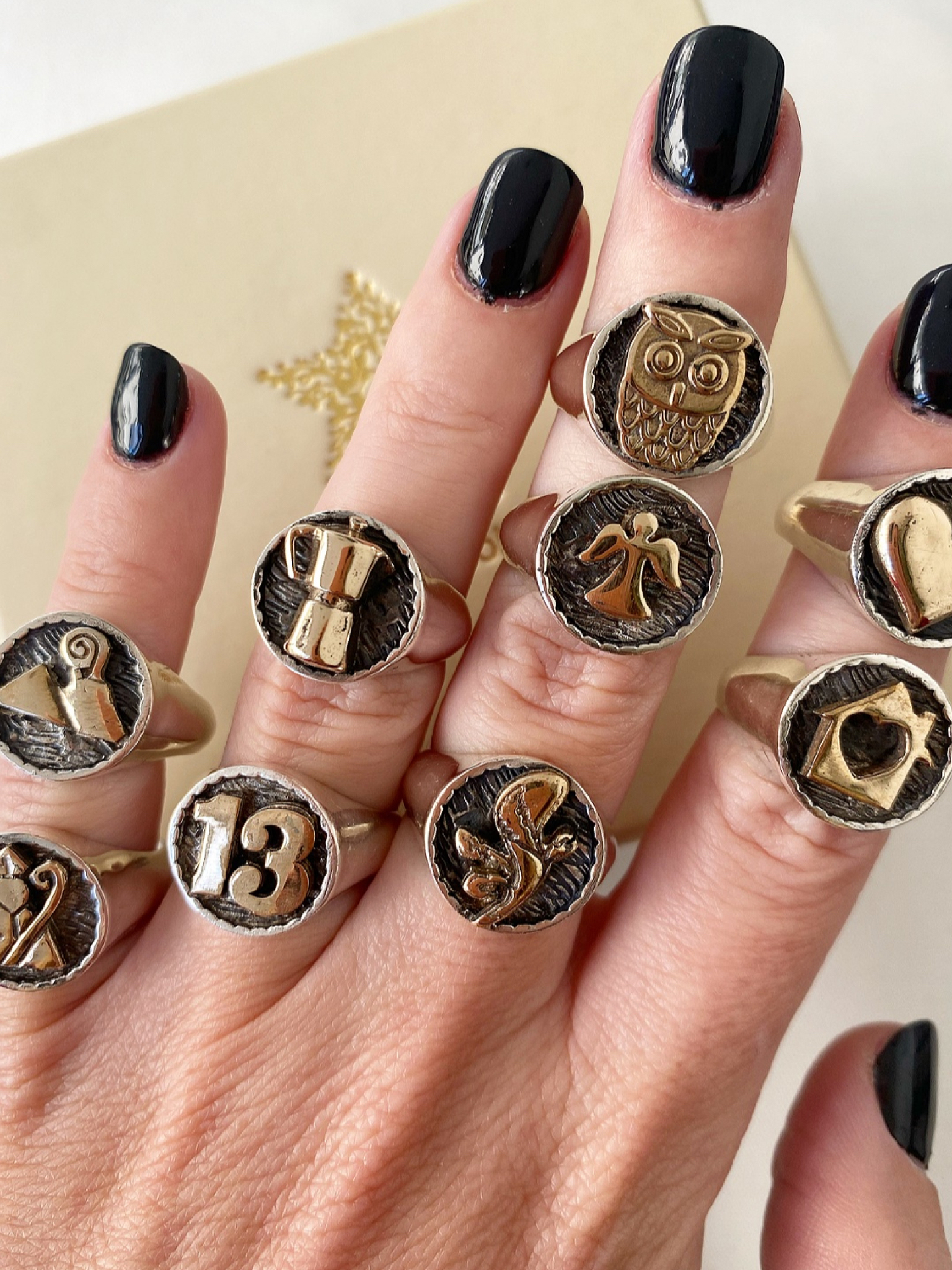Anello chevalier con simboli portafortuna - immagine 4