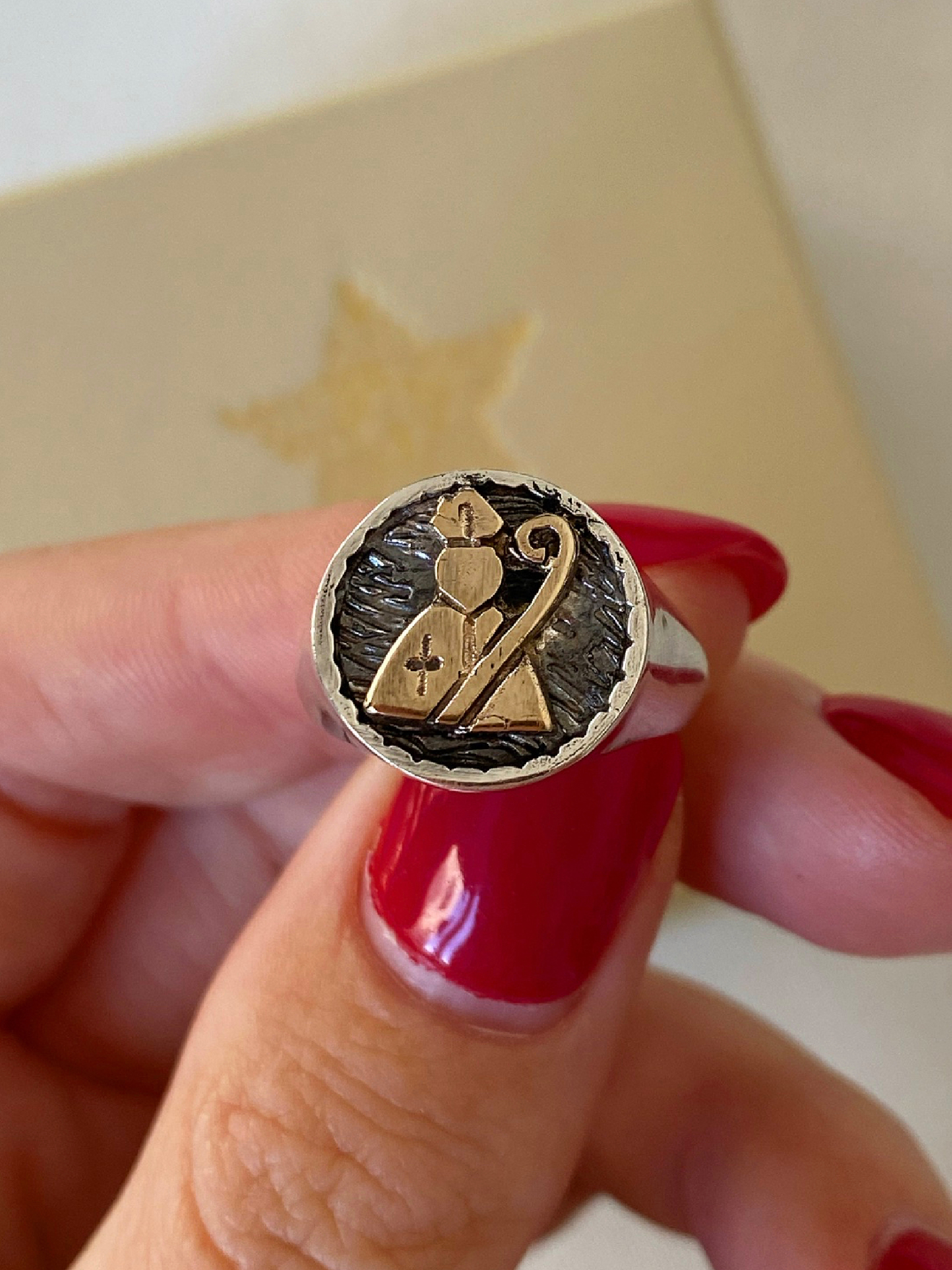Anello chevalier con simboli portafortuna - immagine 10