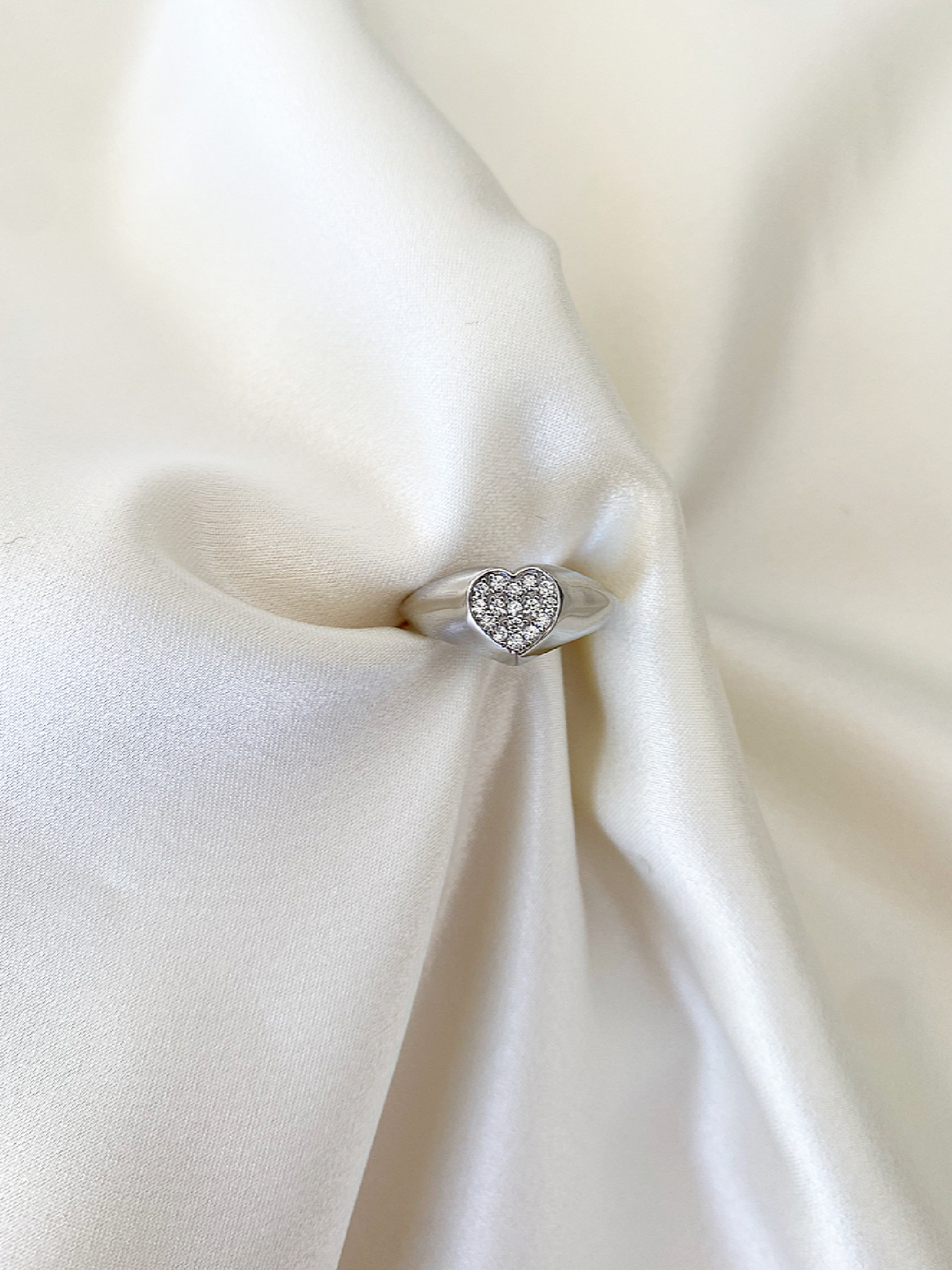 Anello chevaliere cuore pavè