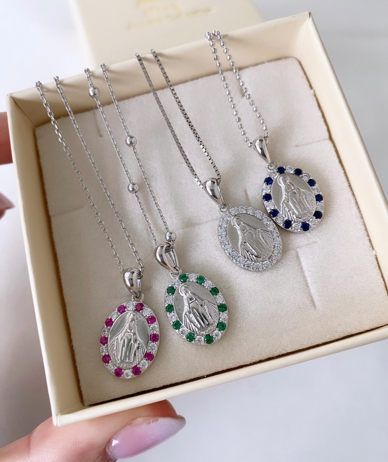 Collana madonnina con zirconi colorati - immagine 3