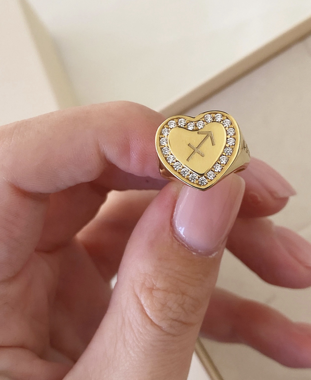 Anello chevaliere personalizzabile con segno zodiacale , data e lettera Estefania