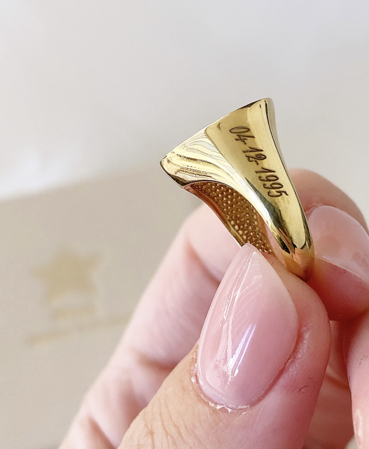 Anello chevaliere personalizzabile con segno zodiacale , data e lettera Estefania - immagine 2