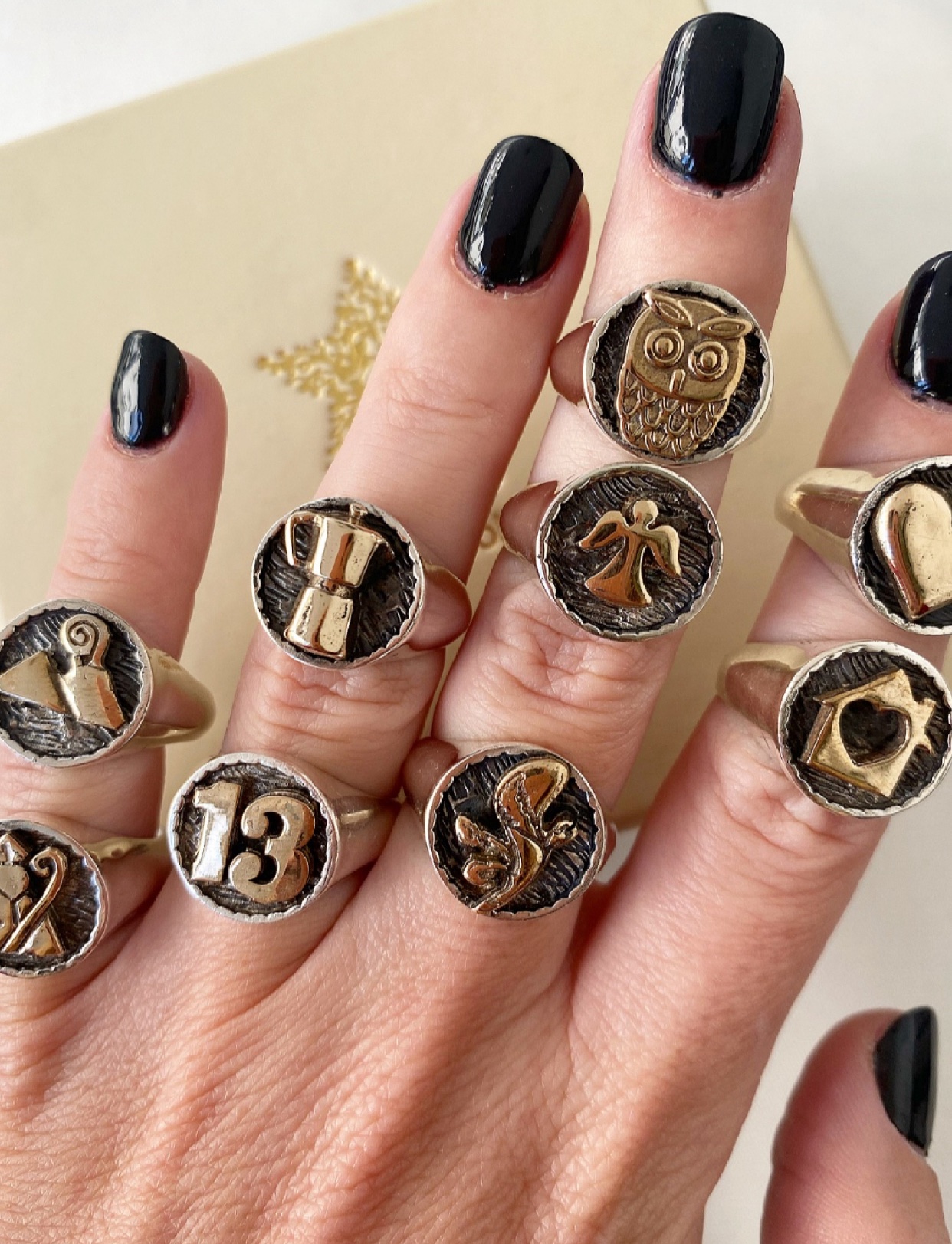 Anello chevalier con simboli portafortuna