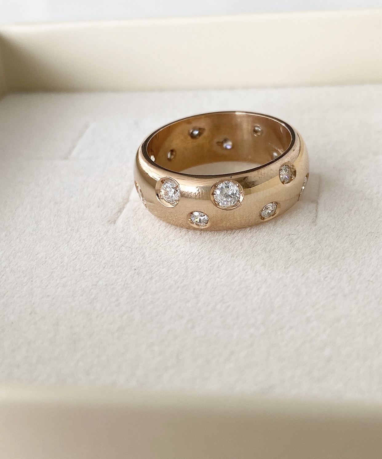 Anello fascia con zirconi incastonati SARA - immagine 5