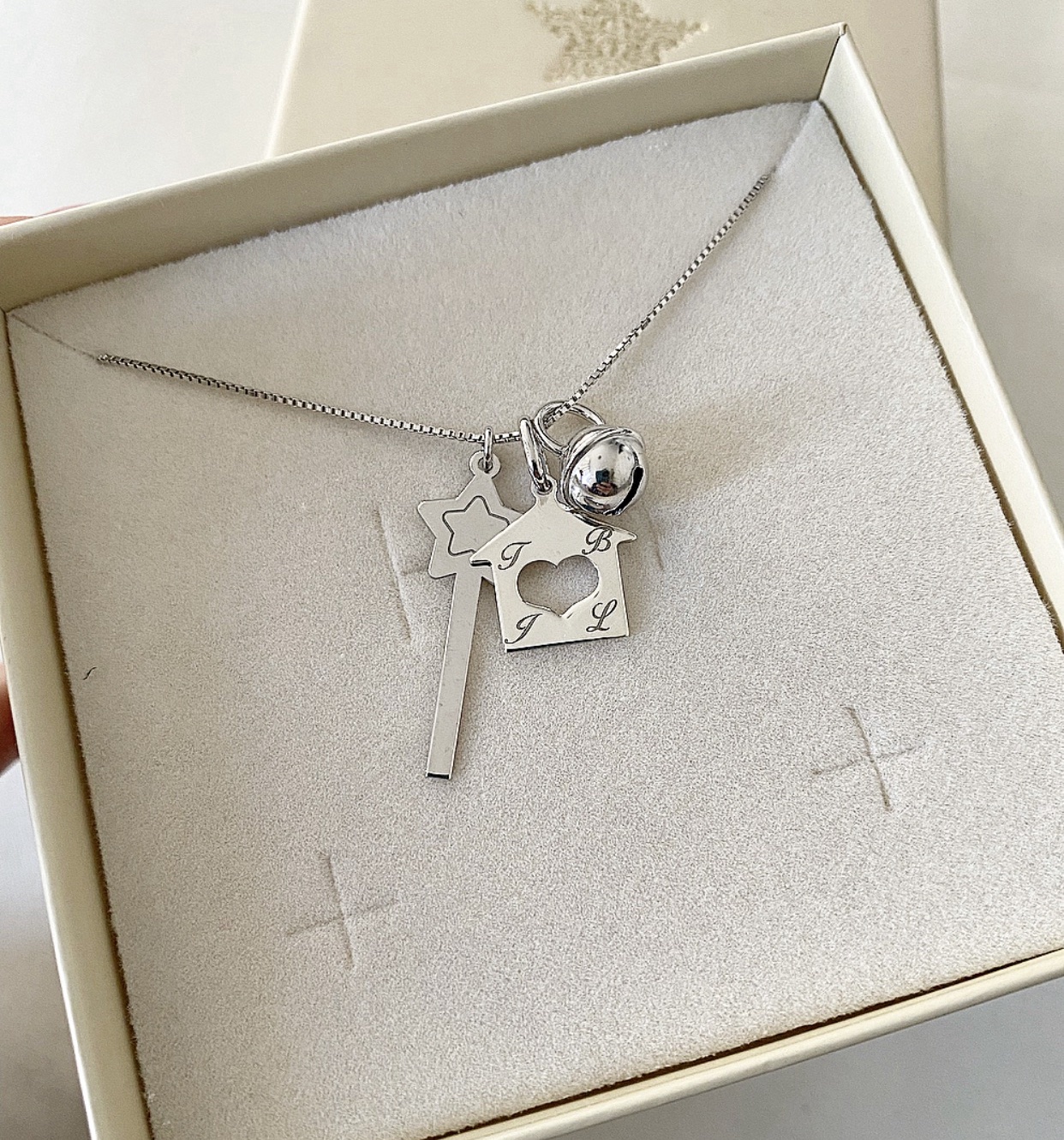 Collana casetta bacchetta e sonaglio personalizzabile