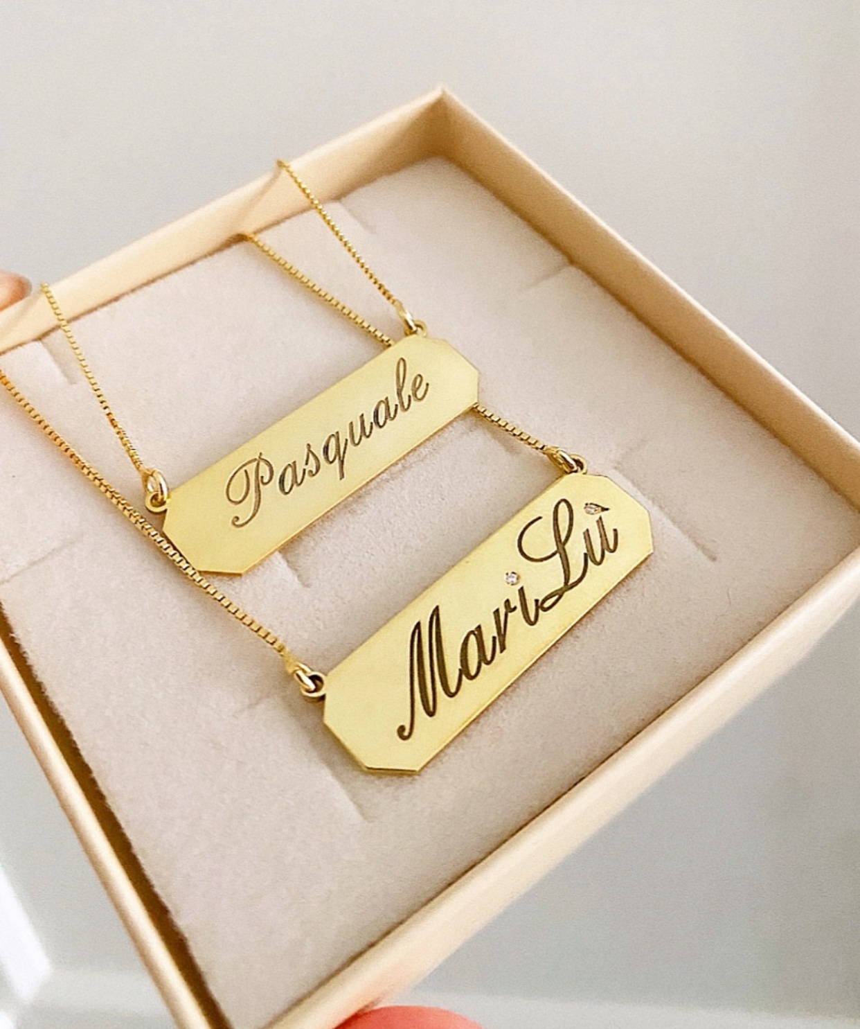 Collana targhetta personalizzabile con zirconi incastonati - immagine 4