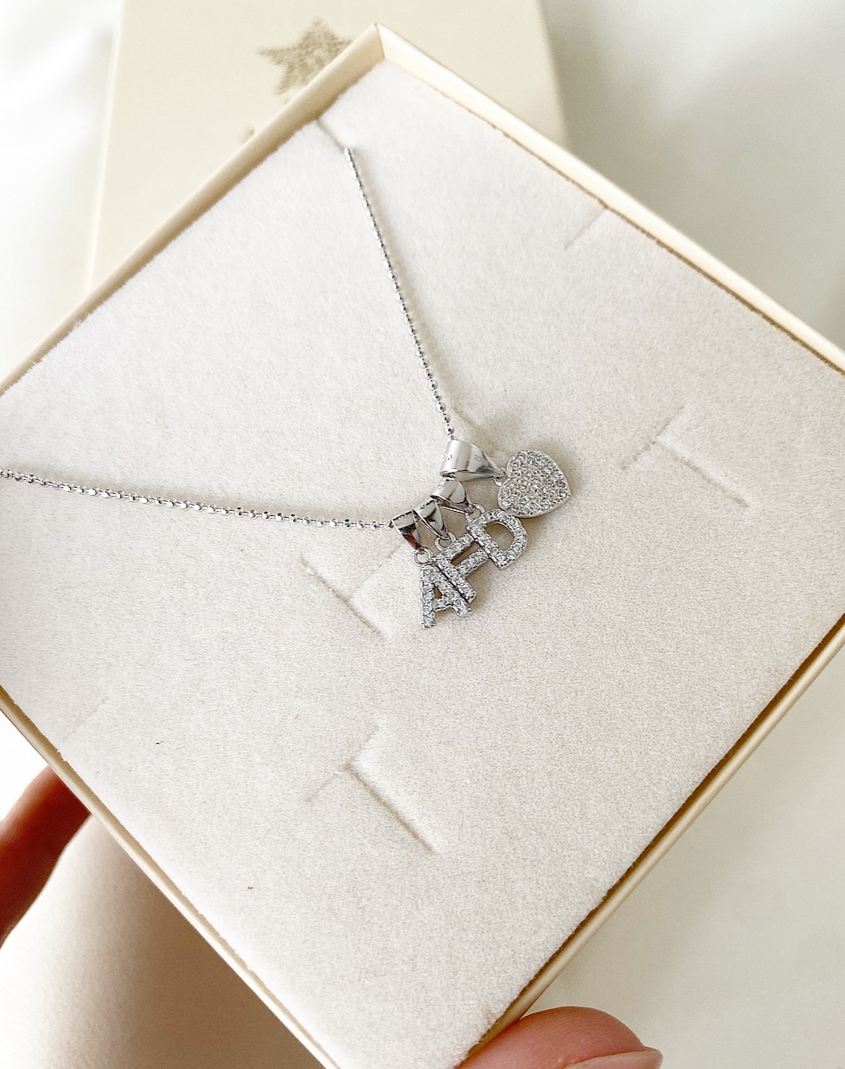 Collana con 4 micro lettere o simboli