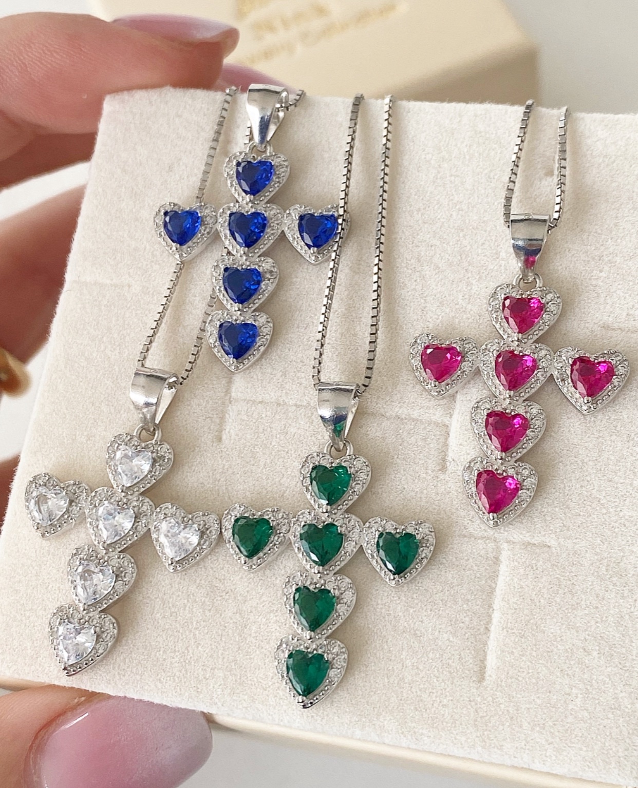 Collana croce con cuori in vari colori
