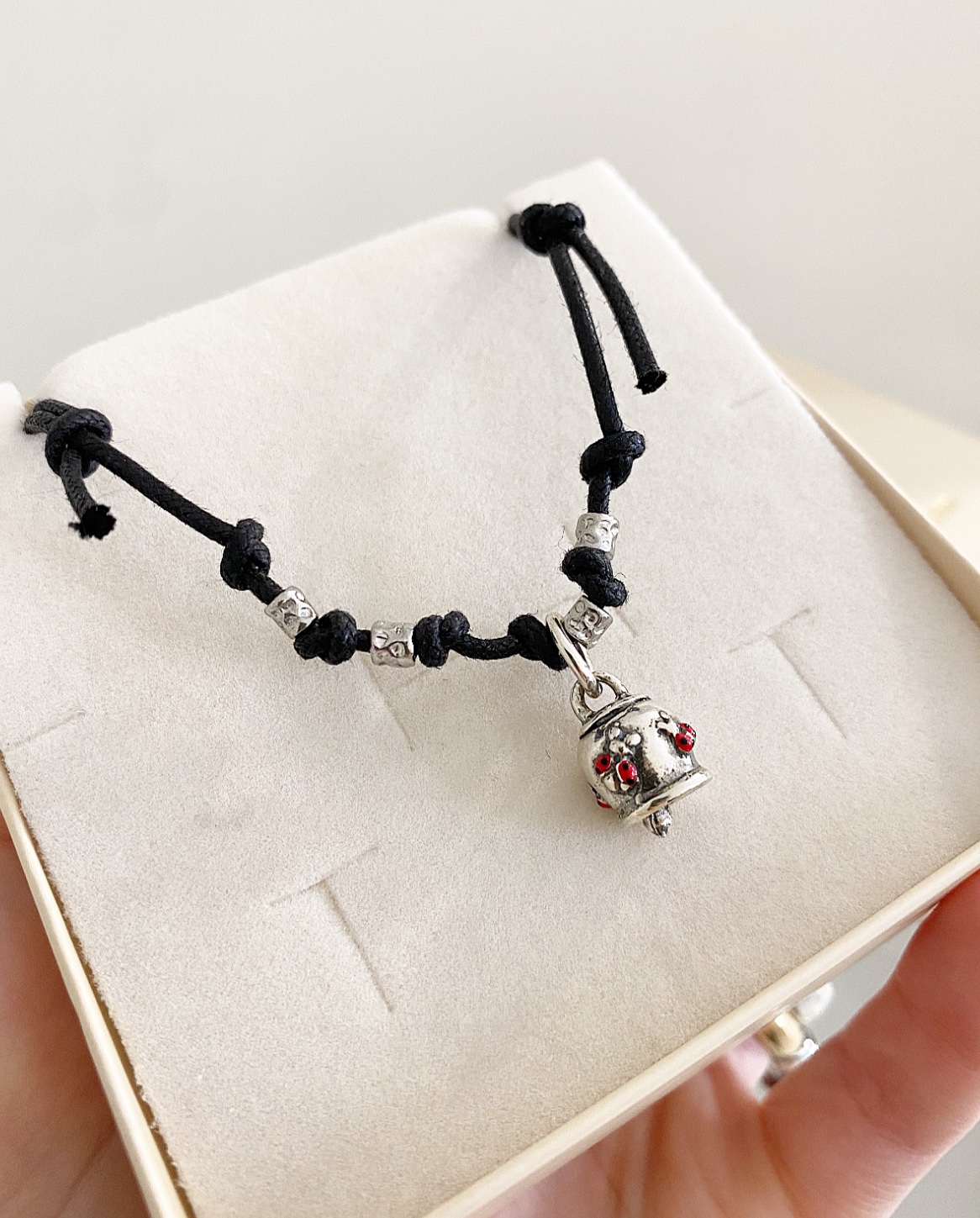 Collana Choker cordino e pepite con campanella a scelta