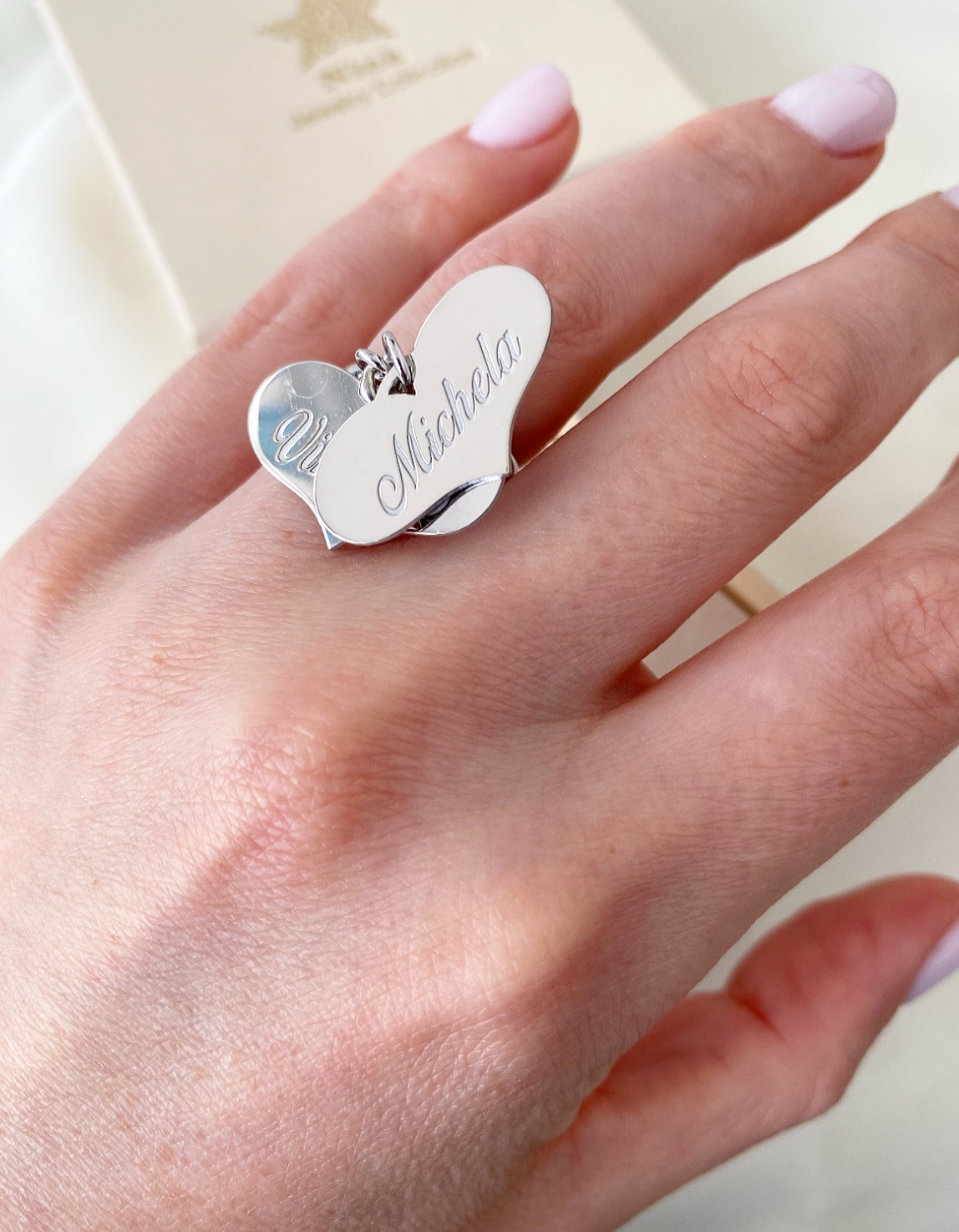 Anello con due cuori pendenti personalizzabile