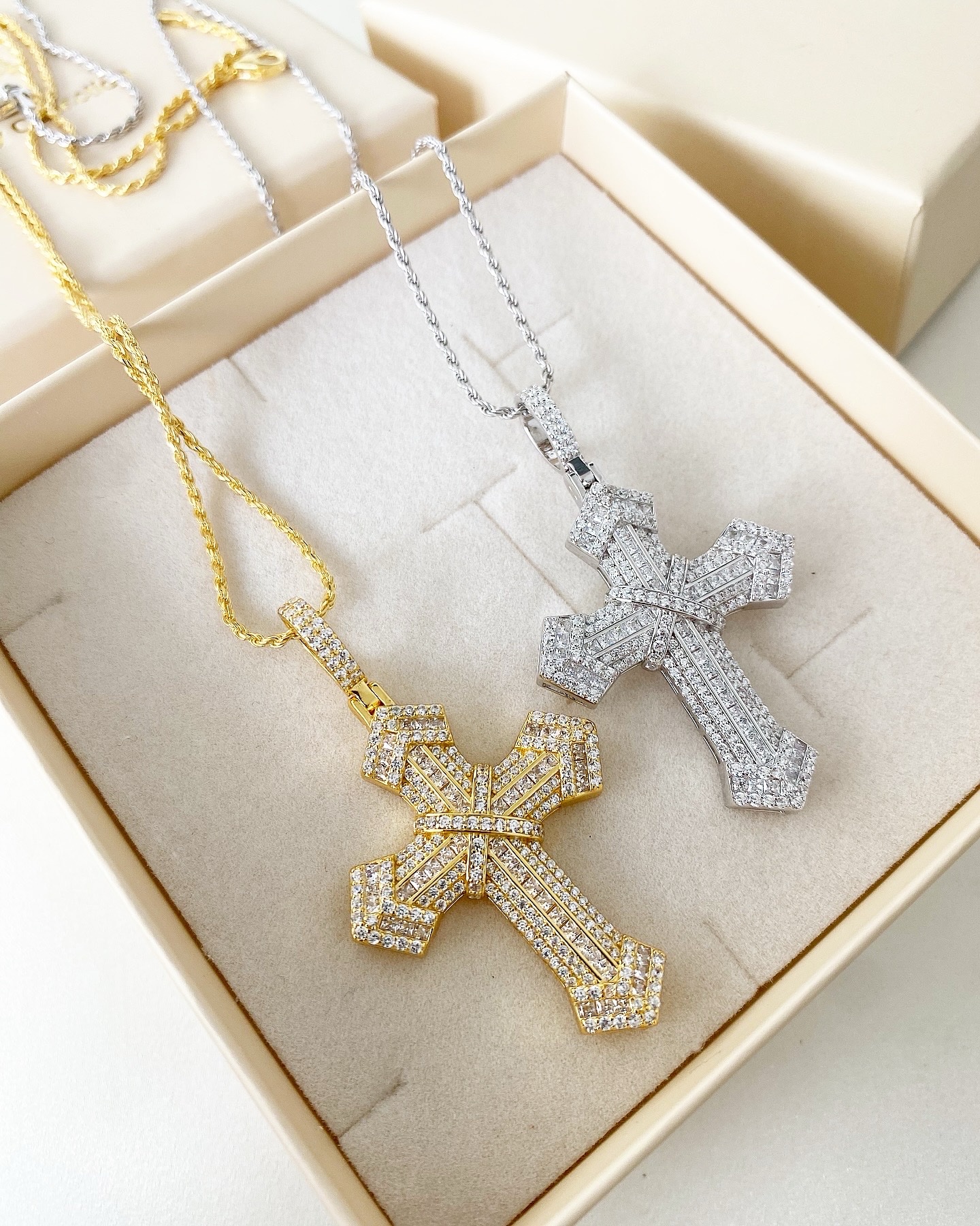 Collana corda slim con croce in zirconi