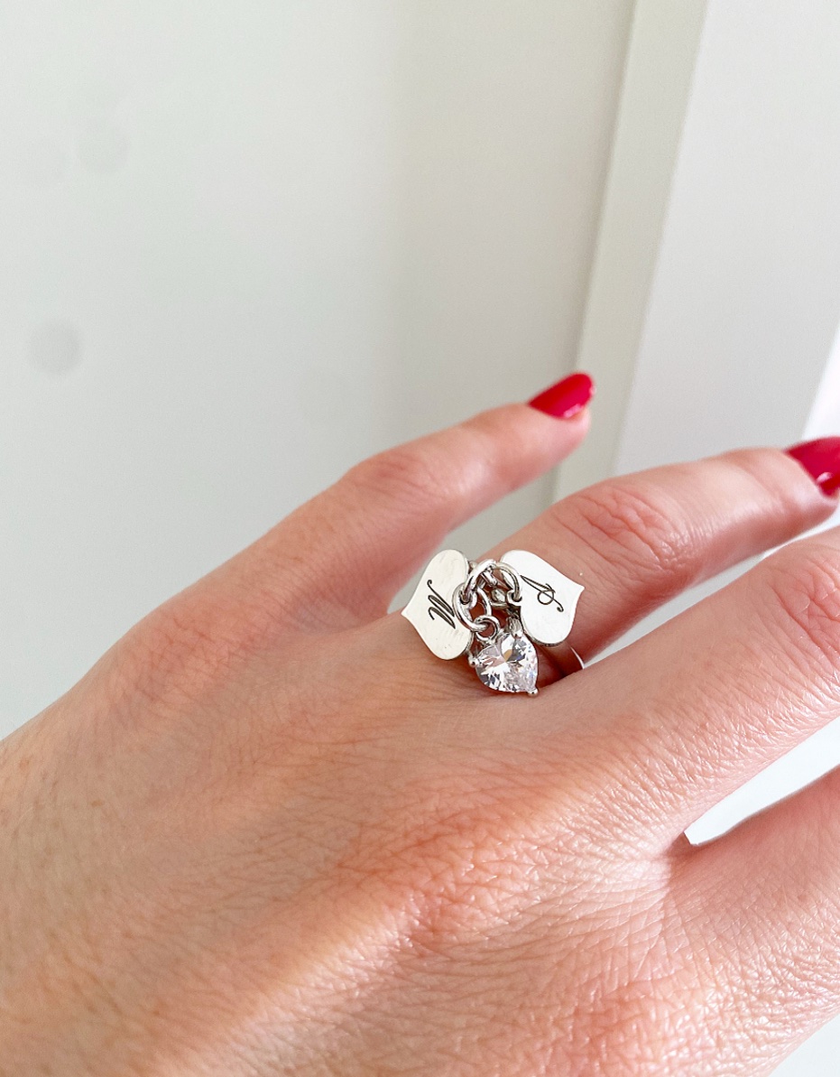 Anello con due mini cuoricini personalizzabili e cuore brillante pendente - immagine 4