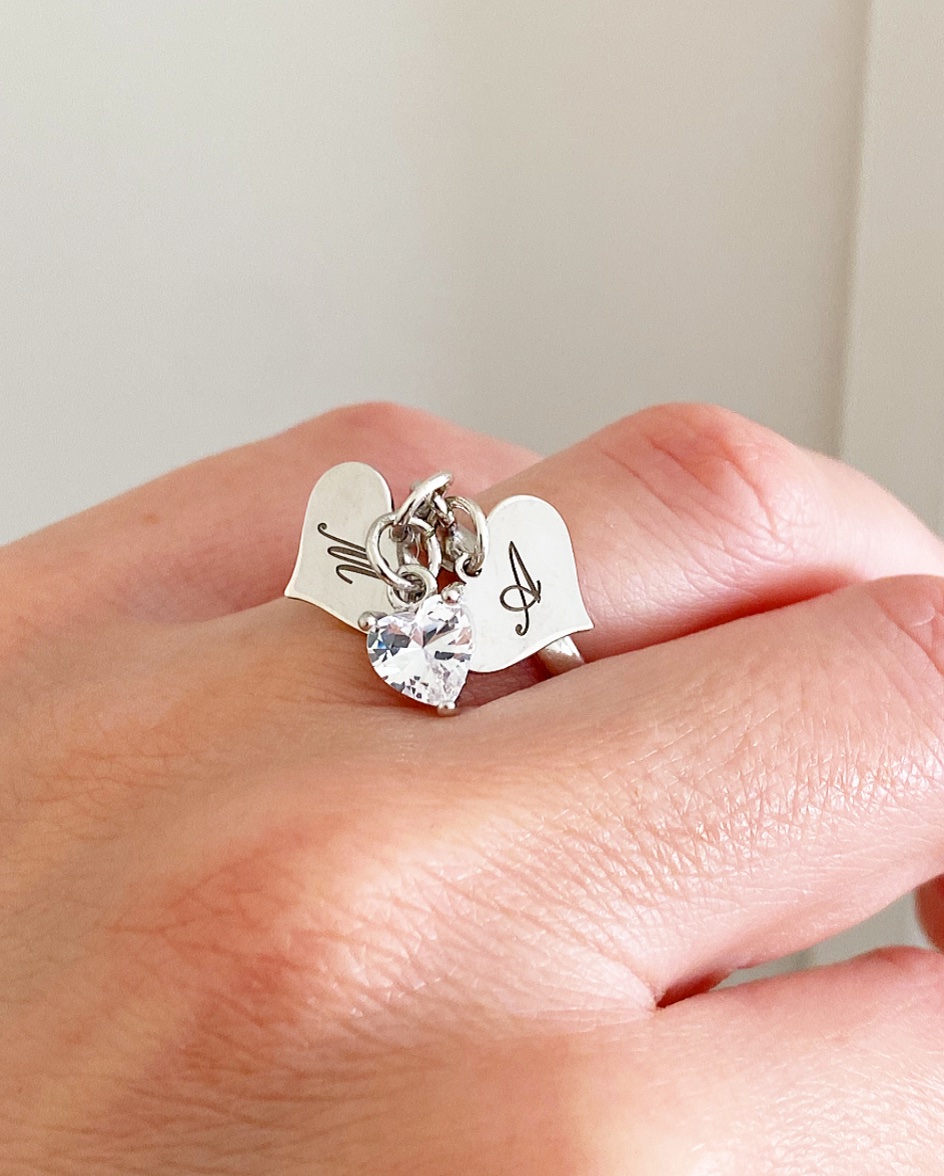 Anello con due mini cuoricini personalizzabili e cuore brillante pendente - immagine 5