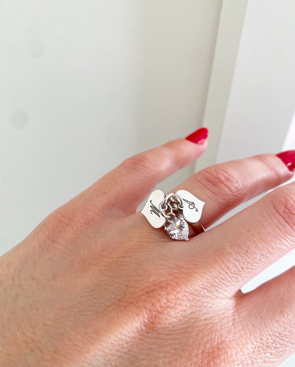 Anello con due mini cuoricini personalizzabili e cuore brillante pendente