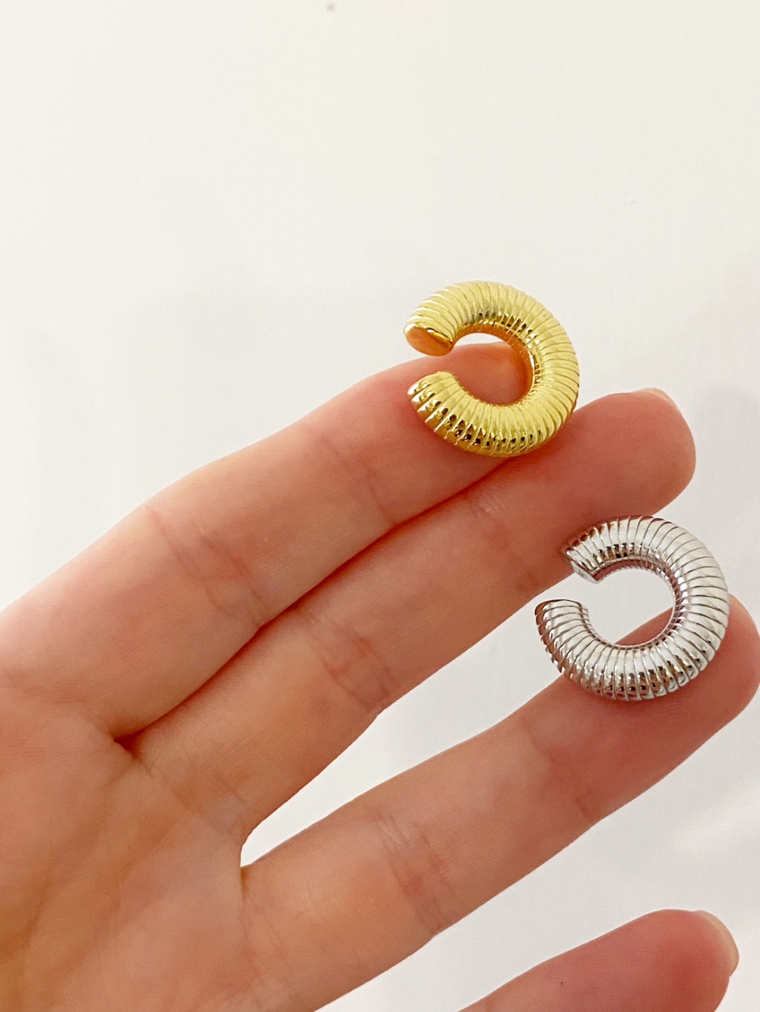 Orecchino ear cuff polsino bombato rigato
