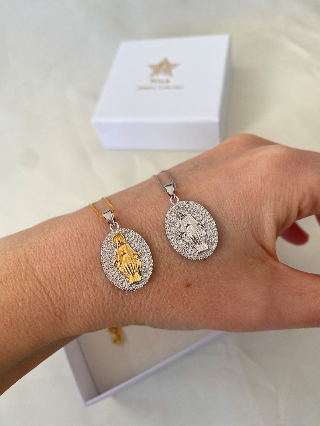 Collana madonnina in zirconi - immagine 4